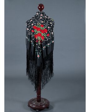 2080-Mantón de Manila en seda con decoración bordada de rosas rojas y flores sobre fondo negro.Medidas: 106 x 106 cmLongitud fleco a