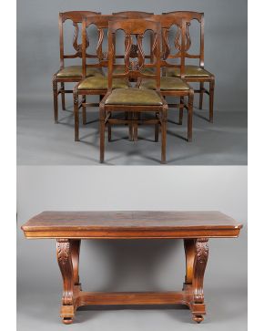 2117-Conjunto de comedor formado por mesa alfonsina con patas unidas por chambrana y seis sillas en madera de roble con respaldo de lira y a