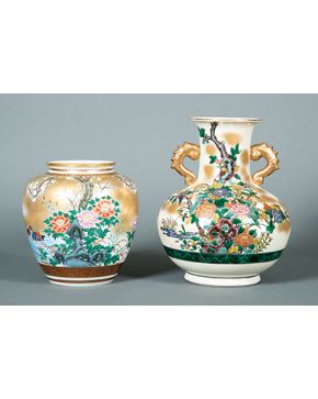 2098-Lote de dos jarrones en porcelana de Satsuma con decoración floral, Japón C. 1940Altura mayor: 36,5 cm