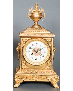 2148-Reloj de sobremesa estilo Luis XVI en bronce dorado.  Esfera con numeración arábiga. Con péndulo y llave.Medidas: 40 x 13 x 21 cm