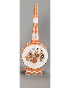 2090-Botella globular en porcelana japonesa con decoración de árbol de cerezo y personajes en ambos lados, Japón, S.XIX. con marcas.Altu