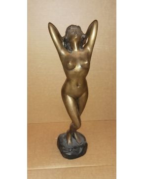 2217-Desnudo femeninoEscultura en bronce patinado C. 1940Altura: 52 cm