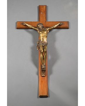 2281-Crucifixión Figura en bronce sobre cruz de madera, C. 1900 Altura: 40 cm