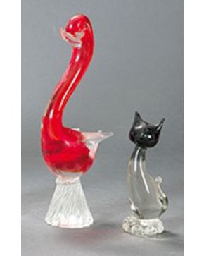 2265-Lote formado por dos esculturas de cristal de Murano, gato y cisne. Altura de la mayor: 28cm.