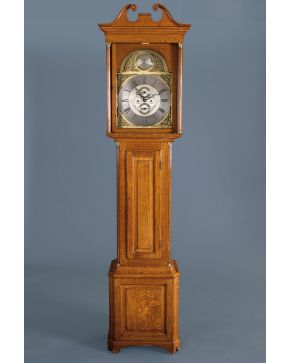 612-Reloj de pared inglés ppios. s. XIX con caja en madera de caoba. Esfera plateada firmada R. Crawford, Cumnoch, con numeración romana en 