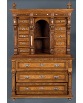 1274-Cabinet en madera tallada de cuerpo inferior con tres registros de cajones enmarcados por columnas y cuerpo superior con hornacina cent