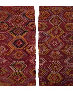 2083-Pareja de Kilim, s. XX. En lana con diseños geométricos.Deterioros.Medidas: 279x256 cm.