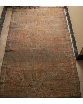 2063-Antiguo kilim con decoración de motivos geométricos distribuidos en franjas y compartimentos cuadrangulares sobre campo naranja. Faltas