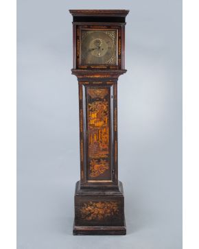 763-Reloj de antesala inglés Jorge III, c. 1780. Con caja en madera ebonizada con decoración de chinoseries, esfera con numeración romana, c