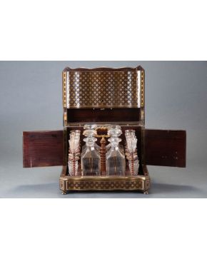 1055-Caja licorera Napoleón III, Francia, c. 1870. En madera con incrustaciones de metal con forma de flor. En su interior, cuatro botell