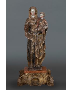 411-ESCUELA CASTELLANA, C. 1600. Virgen con Niño Escultura en madera tallada, estofada y policromada. Sobre peana en madera tallada y