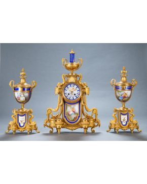 952-Guarnición formada por reloj de sobremesa y dos copas, Francia 2ª mitad del s. XIX. Con monturas en bronce dorado y placas en porcela