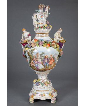 1011-Gran jarrón con tapa en porcelana de Viena, c. 1900. Con marcas. Con escenas galantes en el cuerpo, personajes femeninos en bulto re