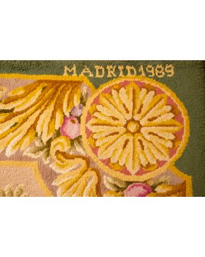 1248-Importante gran alfombra en lana de nudo español de inspiración Carlos IV, Con marcas: Miguel Stuyck, Madrid 1989. Decoración de frutos