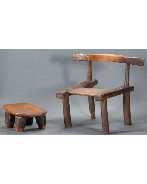 2225-Lote de dos asientos ceremoniales en madera. África, s. XIX.Altura mayor: 55 cm.