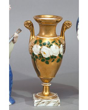 2130-Jarrón en porcelana de París, S.XIX con decoración floral sobre fondo dorado.Altura: 25,5 cms