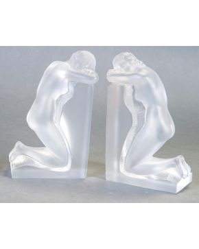 1047-LALIQUE Pareja de sujetalibros en cristal esmerilado con desnudos femeninos recostados. Firmados: Lalique, France. Altura: 22 cm