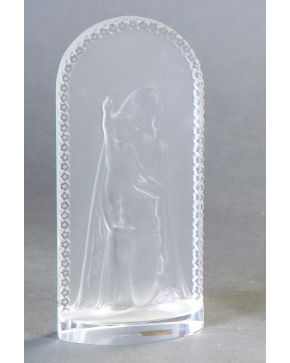 1046-LALIQUE Virgen con niño En cristal moldeado y esmerilado con detalles perimetrales florales. Firmado. Altura: 20 c