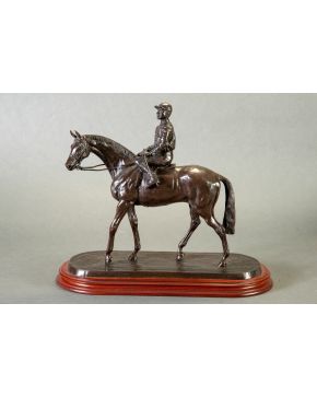 698-JOSE MIGUEL FRANCO DE SOUSA (1950) Jockey Escultura en bronce pavonado, firmado y numerado: F. Sousa 2/20. Sobre peana en made