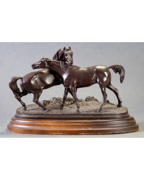 607-Pierre-Jules MÉNE (1810-1879) Pareja de caballos Escultura en bronce pavonado sobre peana en madera. Firmado. Medidas: 20x14x3