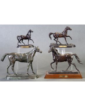 827-ESCUELA EUROPEA, S. XX Lote de 4 caballos en bronce pavonado. Uno sobre peanas de madera.  Medidas mayor: 26x10x32 cm.