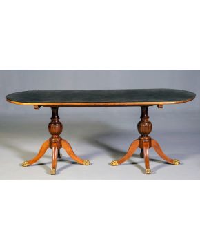 1256-Mesa de comedor estilo inglés con doble pata de jarrón con cuatro pies terminados en garras sobre bola en bronce dorado. Tapa en crista