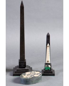 681-Lote formado por dos obeliscos de mármol negro, uno de ellos termómetro, otro con jeroglíficos e inscripción: OBELISK CALLED CLEOPATRAS 