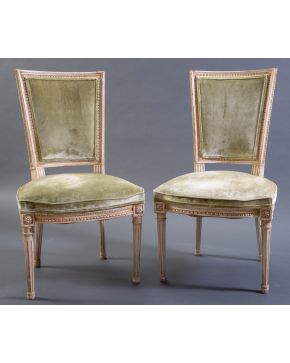 1125-Pareja de sillas estilo Luis XVI en madera tallada y lacadas en beige con tapicería en terciopelo verde venta.  Altura: 94 cm.