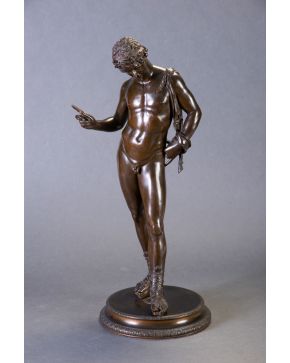 1088-GENNARO CHIURAZZI (1842-1906) Narciso Escultura en bronce pavonado. Firmada: Chiurazzi, Napoli. Altura: 61 cm.