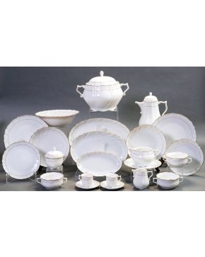 1250-Vajilla en porcelana esmaltada blanca con filo dorado de Bavaria, marcas de Schirnding. Se compone por dos bandejas ovales, una de mayo