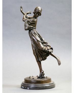 1167-SIGUIENDO MODELOS DE PAUL PHILIPPE (1870-1930) Paso de baile Escultura en bronce pavonado.  Altura: 41 cm.