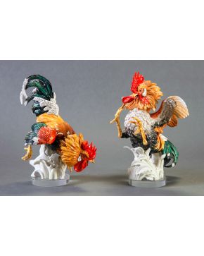 1356-Gran pareja de gallos de pelea en porcelana esmaltada de Algora. Con marcas. Sobre peanas de metacrilato. Altura: 36 cm.