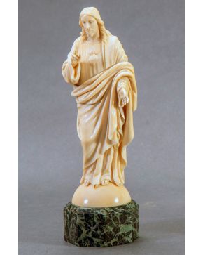 462-Sagrado Corazón de Jesús, Francia, c. 1900. Escultura en marfil tallado sobre peana en mármol verde veteado. Con certificado de anti