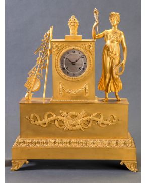 906-Reloj de sobremesa en bronce dorado al mercurio, Francia, s. XIX. Esfera con numeración romana, mecanismo cuerda a llave. Péndulo de 