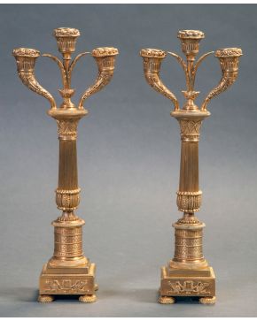 1002-Pareja de candelabros de tres luces Napoleón III en bronce dorado, Francia, s. XIX.  Altura: 41 cm.