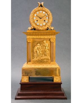 935-Reloj de sobremesa, Francia s. XIX, en bronce dorado con esfera dorada y números en cerámica blanca con numeración romana.  Medidas: 