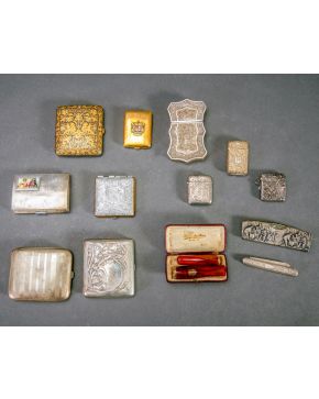 1173-Lote de caballero formado por navaja y peine con funda de plata española punzonada y boquillas para cigarrillos en su funda original.