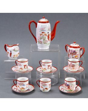 735-Juego de café en porcelana japonesa decorada con escenas palaciegas en colores rojos y filos dorados formada por: cafetera, lechera, azu