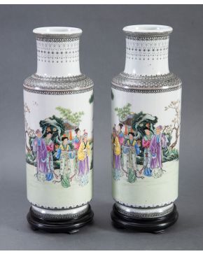 714-Pareja de jarrones en porcelana china, c. 1900.  Decoración esmaltada de escenas cotidianas en paisajes y motivos epigráficos. Con se