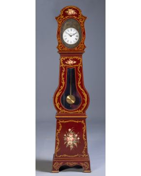 1418-Reloj de antesala en madera tallada y policromada con decoración de flores y detalles en dorado. C. 1900. Esfera con numeración romana.