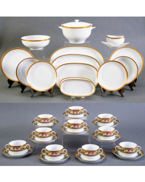 1304-Elegante vajilla en porcelana de Bidasoa. Decoración vegeral polícroma y filo bourdeos y dorado. Se compone por sopera, salsera, dos ra