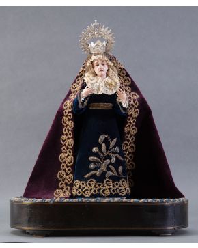 463-ESCUELA ANDALUZA S. XIX Dolorosa Talla de candelero para vestir en madera policromada. Con ajuar textil bordado y corona de plata