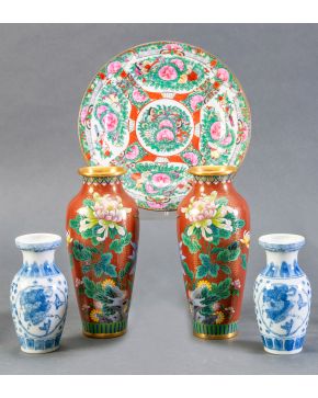 596-Lote oriental formado por dos jarrones en esmalte cloisonné rojo con decoración vegetal, fuente de Macao tipo familia rosa, y dos pequeñ