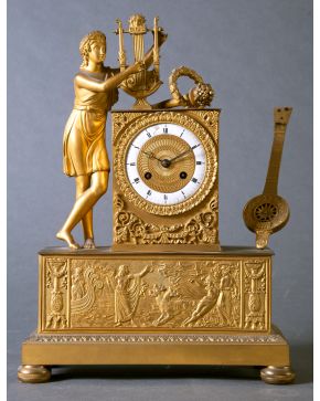 1015-Reloj de sobremesa estilo Imperio, Francia, s. XIX. Realizado en bronce dorado, esfera con guilloché y numeración romana e importante r