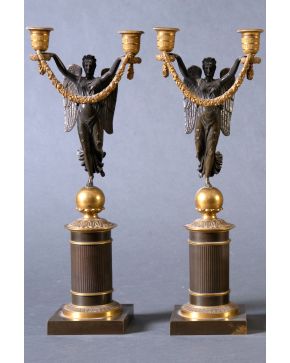 987-Pareja de candelabros de dos luces estilo Imperio, Francia s. XIX. Cariátides en bronce pavonado sosteniendo guirnaldas doradas de la qu