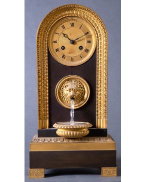 1029-Reloj de sobremesa estilo Napoleón III, Francia s. XIX. Esfera dorada con numeración romana y minutería de ojo de perdíz, Campo en bron