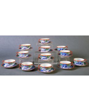 697-Lote formado por 11 tazas con sus platitos en porcelana tipo cáscara de huevo estilo Imari, pp. s. XX, con decoración vegetal y de golon