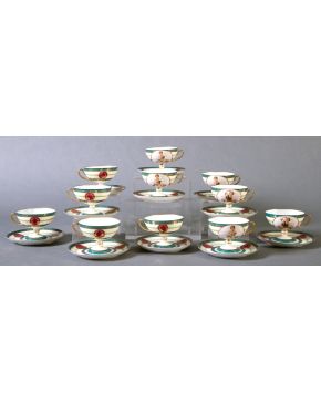 970-Conjunto de 11 elegantes tazas con sus platitos en porcelana austriaca estilo Imperio. Fondo blanco con filos en dorado sobre verde agua