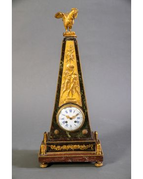 889-Reloj a modo de pirámide estilo Imperio, Francia, s. XIX. En bronce dorado y mármol. Placa con decoración en relieve con motivos alegóri