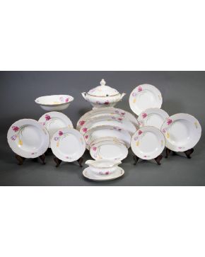 1259-Completa vajilla de Royal China Vigo con marcas en porcelana blanca con filos dorados y ramilletes de tulipanes. Se compone por sopera,